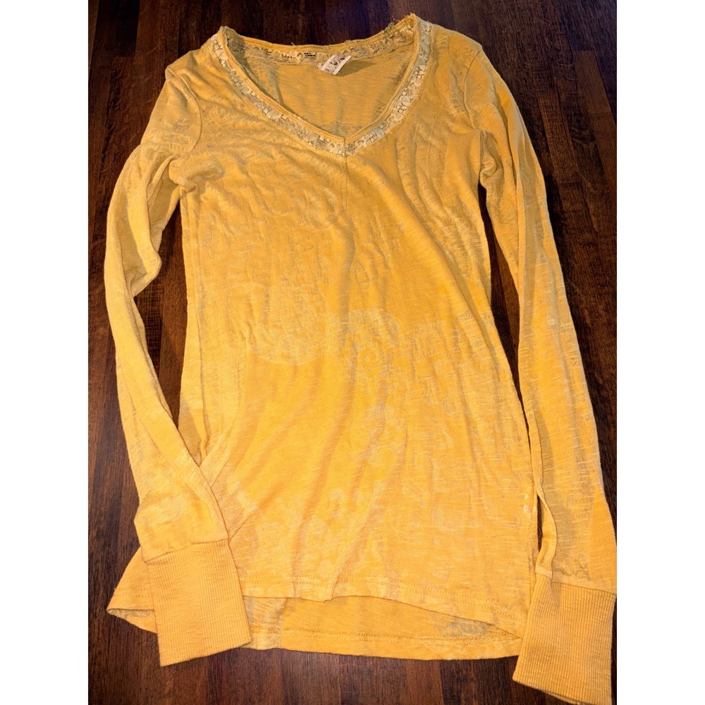 BKE Yellow Floral Lace Trim V-Neck Long Sleeve Top Ribbed Cuffs Small Y2K